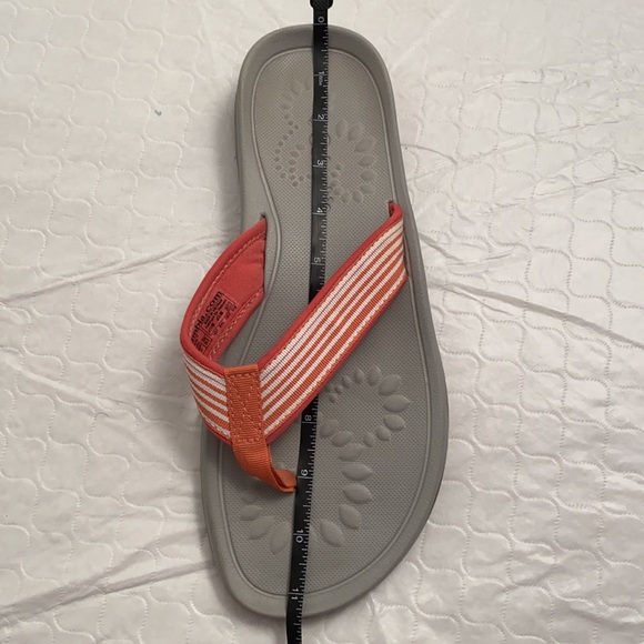 Columbia Y2K Siesta Stripe Techlite gray flip flops with coral and white strap - Picture 5 of 8